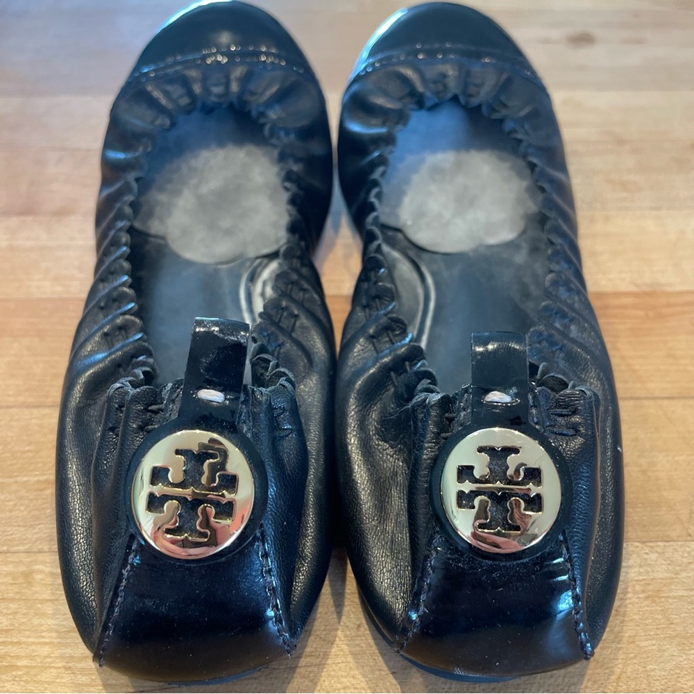 Tory Burch Black Leather Patent Leather Cap Toe Scrunch Ballet
Flats Size 5.5 M